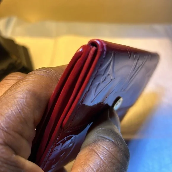 Louis Vuitton
Louis Vuitton Red Monogram Vernis Ludlow Wallet - Picture 6 of 10